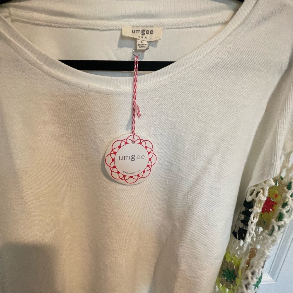 Umgee Ivory Blouse with Vibrant Crochet Sleeves sz large nwt